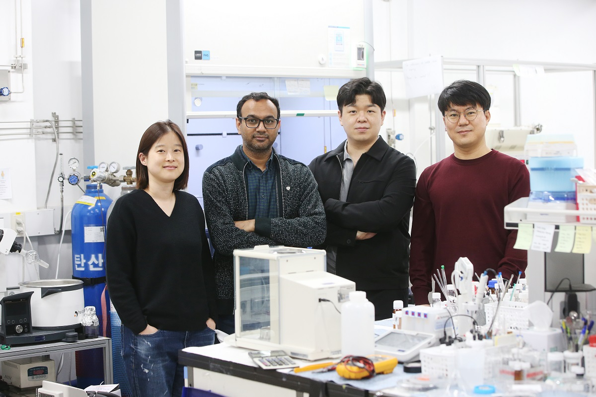 왼쪽부터 변혜령 교수, 비크람싱아 박사, 김재욱 박사, 김우연 교수.[KAIST 제공]