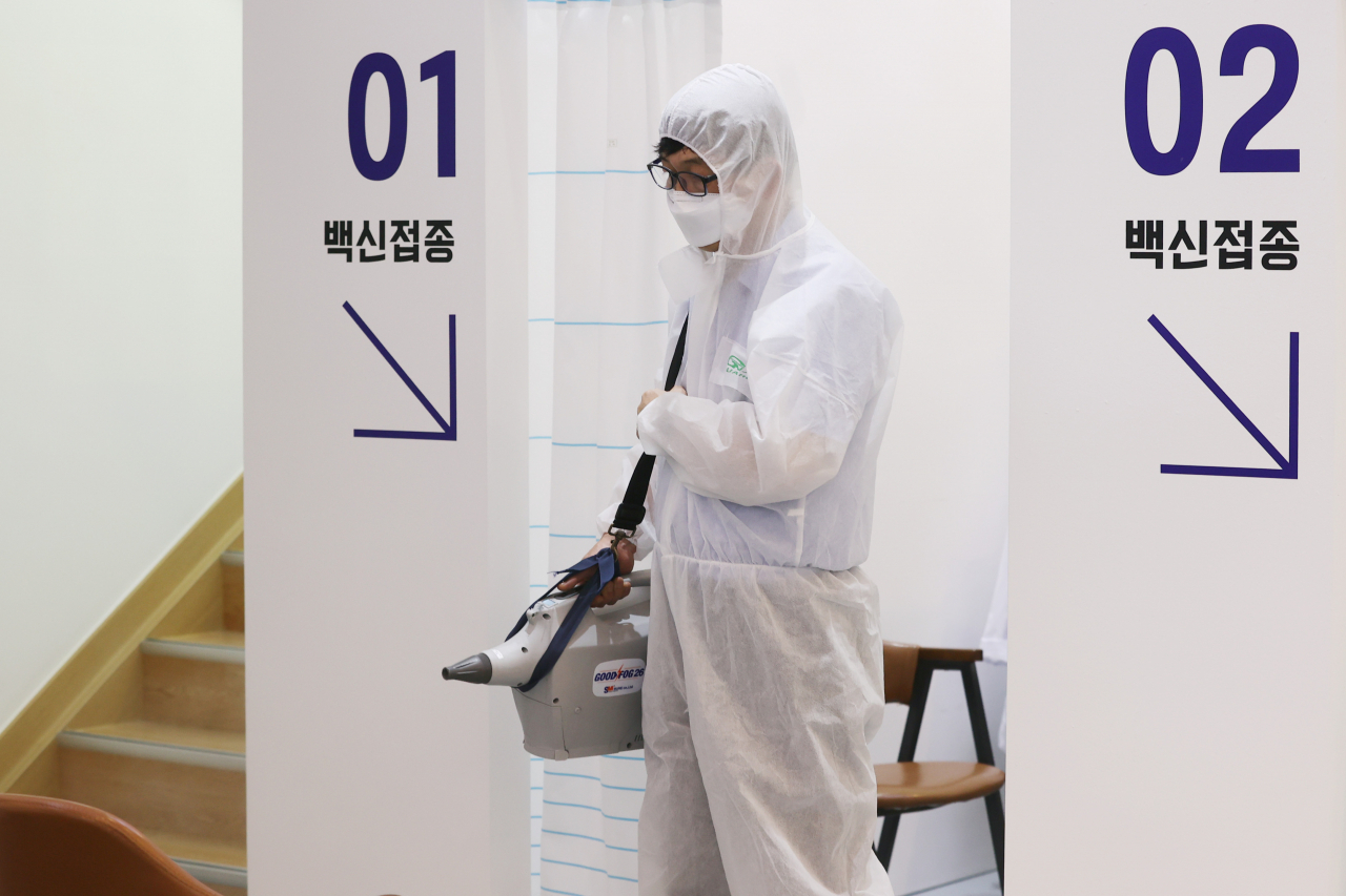 코로나19 화이자 백신 물량이 추가 확보된 지난 19일 오후 서울 강남관광정보센터에 마련된 코로나19 예방접종센터에서 관계자가 소독 방역을 하고 있다. [연합]