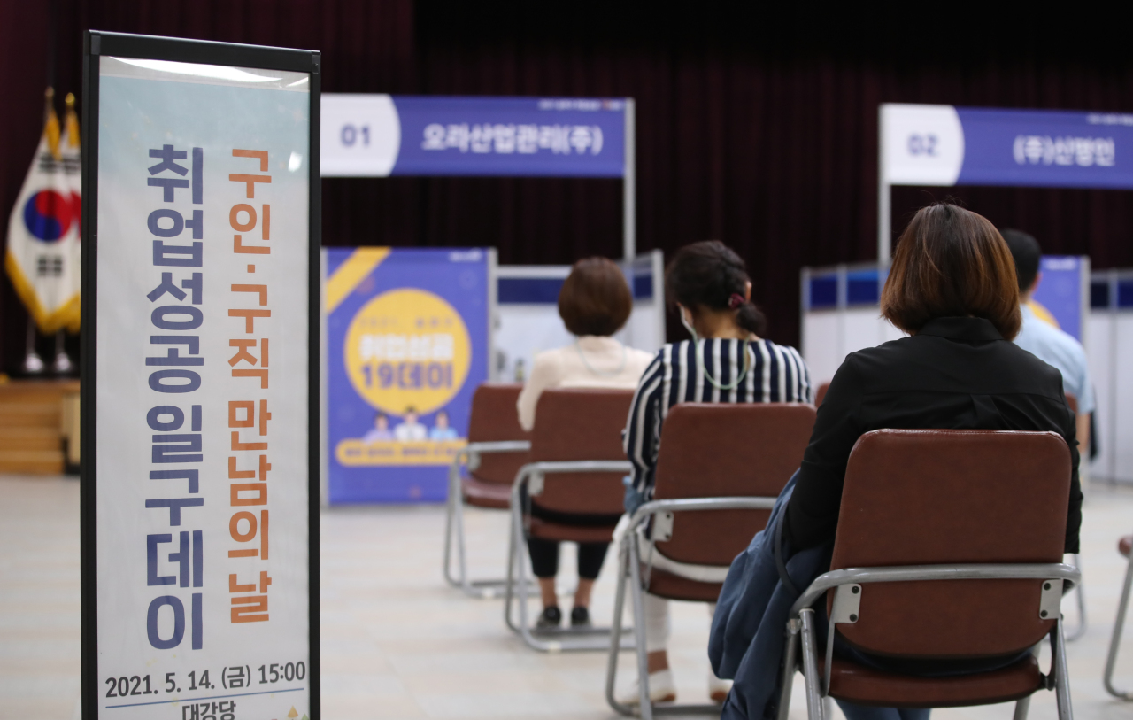 Job seekers wait in their seats for interview at a job fair held in Songpa-gu, southern Seoul, on May 14. (Yonhap)