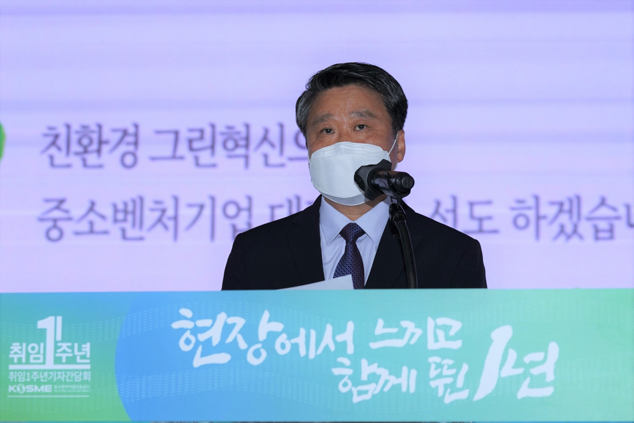 김학도 중소벤처기업진흥공단 이사장이 20일 취임 1주년 기자간담회에서 중소기업의 ESG 경영 지원 방안을 설명하고 있다.[도현정 기자]
