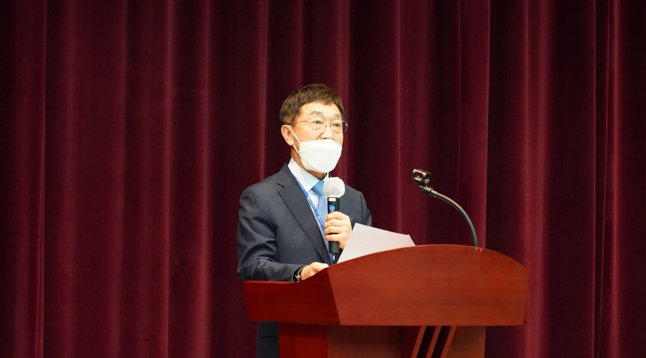 20일 열린 한국기초과학지원연구원 창립 33주년 기념식에서 신형식 원장이 기념사를 전하고 있다.[KBSI 제공]