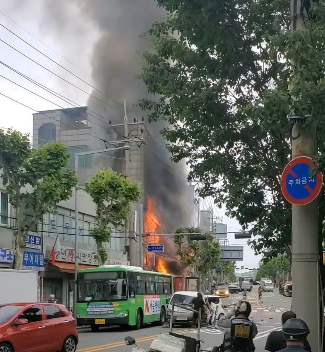 20일 오전 11시께 서울 금천구 시흥동의 한 도로에서 화물차 2대가 충돌한 뒤 사고 차량 1대가 인근 5층 건물에 돌진하면서 화재가 발생했다. 경찰과 소방 등은 건물로 돌진한 5t 화물차량이 건물 변압기를 건드리면서 불이 난 것으로 추정하고 있다. [연합]