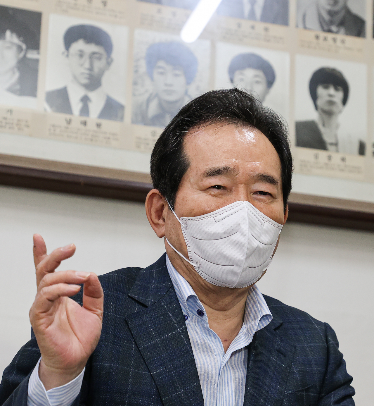 더불어민주당 대권주자인 정세균 전 국무총리가 20일 오전 서울 종로구 창신동 전국 민족민주유가족협의회 '한울삶'을 방문해 유가협 관계자들과 대화하고 있다. [연합]