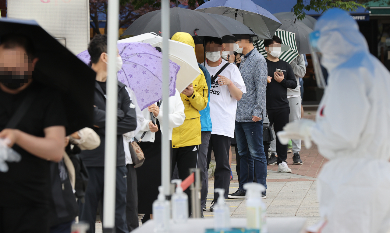 20일 오전 서울 구로역 광장에 마련된 임시선별검사소에서 외국인 및 시민 등이 검체 검사를 위해 대기하고 있다. [연합]