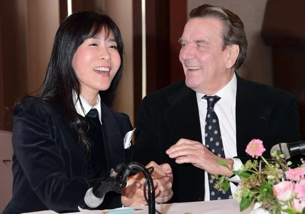게르하르트 슈뢰더(오른쪽) 전 총리와 김소연 씨 부부 [연합]