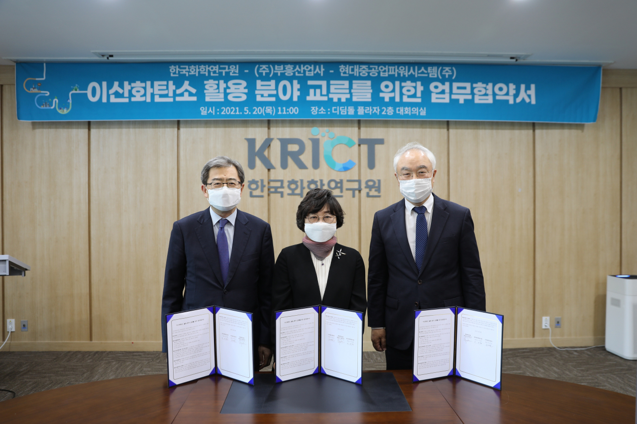 이산화탄소 활용 연구 및 사업화 강화 추진 업무협약 체결식. 왼쪽부터 권오식 현대중공업파워시스템 대표이사, 이미혜 한국화학연구원장, 안경욱 부흥산업사 대표이사.[한국화학연구원 제공]