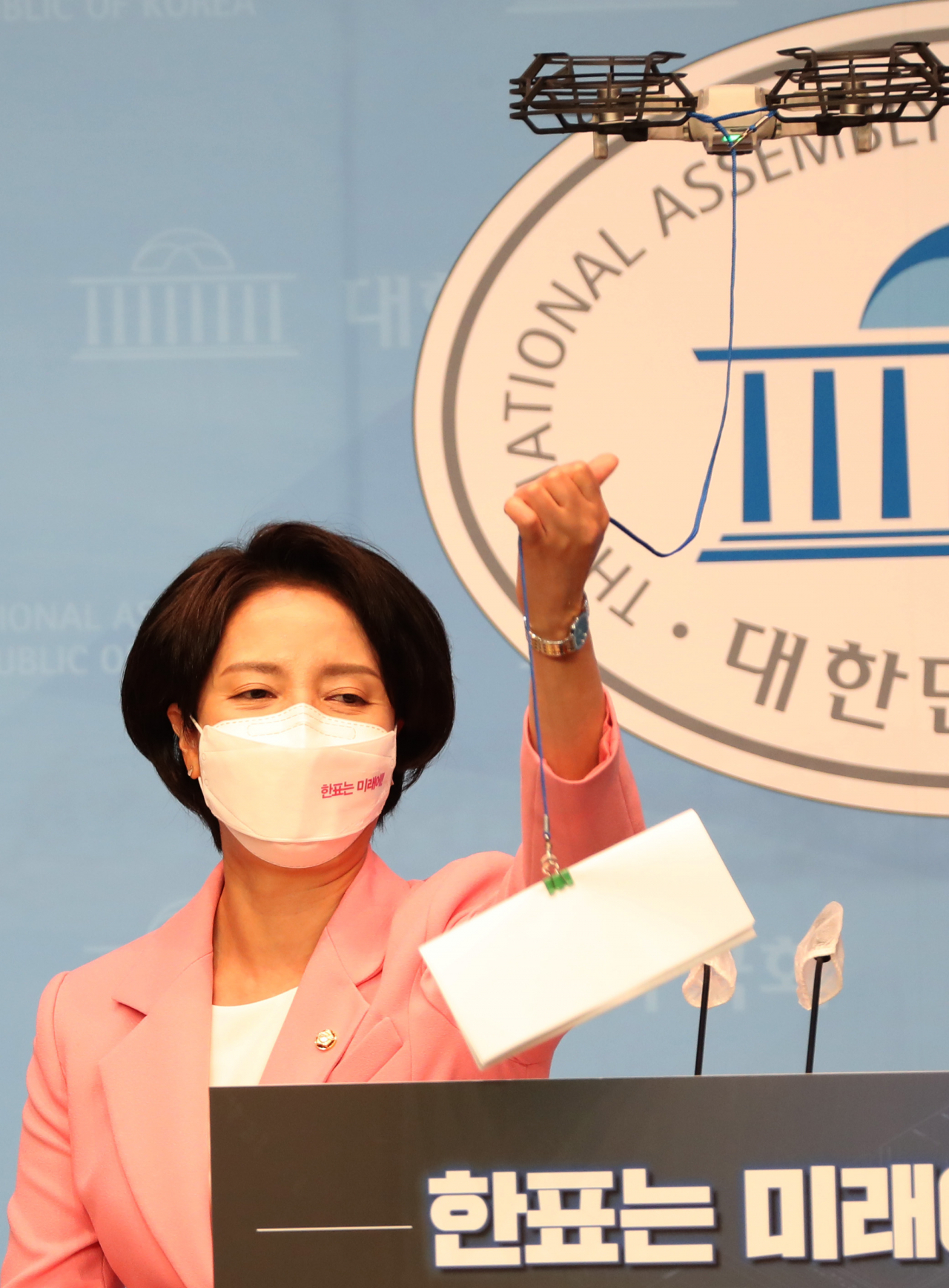 국민의힘 최고위원에 도전하는 이영 의원이 20일 국회 소통관에서 열린 출마 선언 기자회견에서 회견문을 드론으로 전달받고 있다. [헤럴드경제=박해묵 기자]