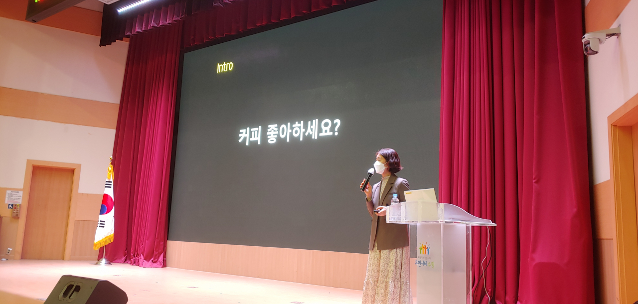 ‘다문화사회 인식개선 교육’에서 문수경 강사가 강연하고 있다.[수원시 제공]