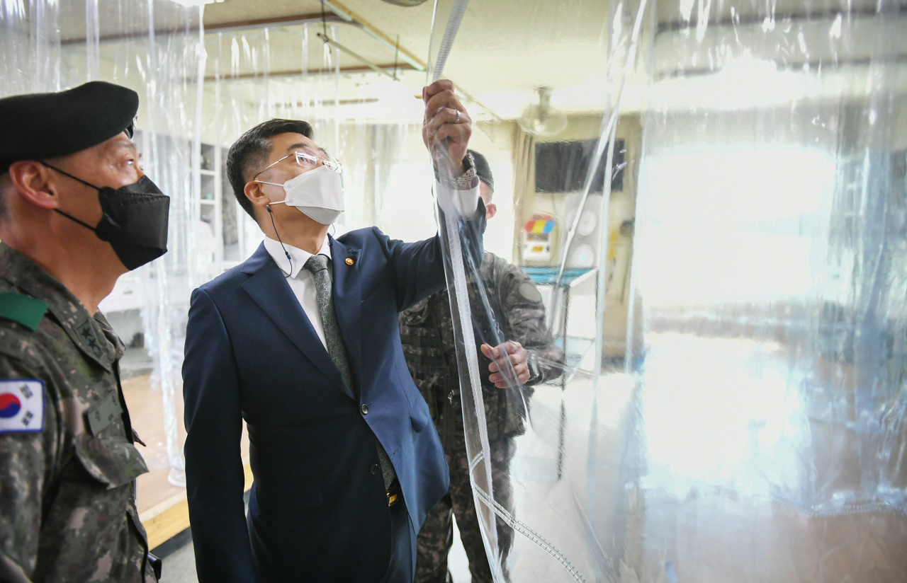 서욱 국방부 장관은 20일 주요 지휘관회의를 소집하고 코로나19 격리 장병 생활여건 보장 종합대책 이행실태를 중간 점검한다. 서 장관이 신병교육대대 병사들의 생활공간에서 코로나19 방역 시설을 점검하고 있다. [헤럴드DB]