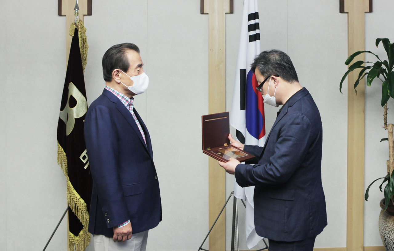 부산대학교 조선해양공학과 류재성 동문회장(오른쪽)이 BN그룹에 조성제 회장에게 동문회 공로상을 수여하고 있다. [BN그룹 제공]