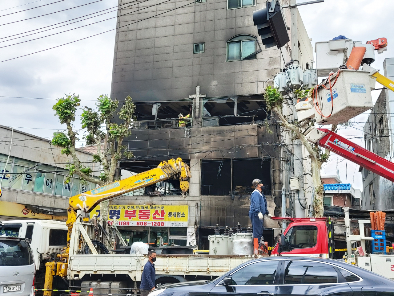 20일 오전 서울 금천구 시흥동의 한 도로에서 화물차 2대가 충돌한 뒤 사고 차량 1대가 인근 5층 건물로 돌진하면서 화재가 발생했다. 화재가 발생한 5층 건물이 까맣게 그을려 있다. 김희량 수습기자/hope@heraldcorp.com