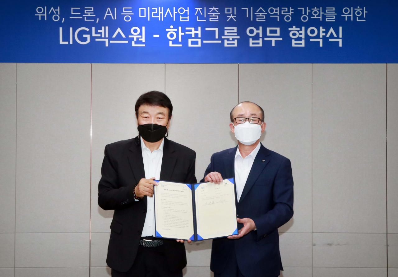 김상철 한컴그룹 회장(왼쪽)과 김지찬 LIG넥스원 대표[한글과컴퓨터그룹 제공]