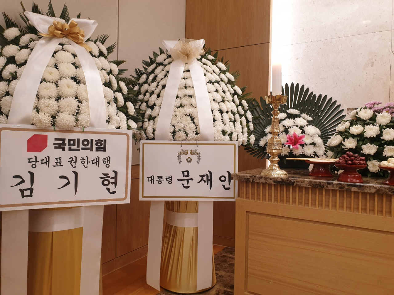 20일 국민의힘 곽상도 의원 부인의 빈소가 차려진 서울 한 병원 장례식장에 문재인 대통령이 보낸 조화가 놓여 있다. [연합]