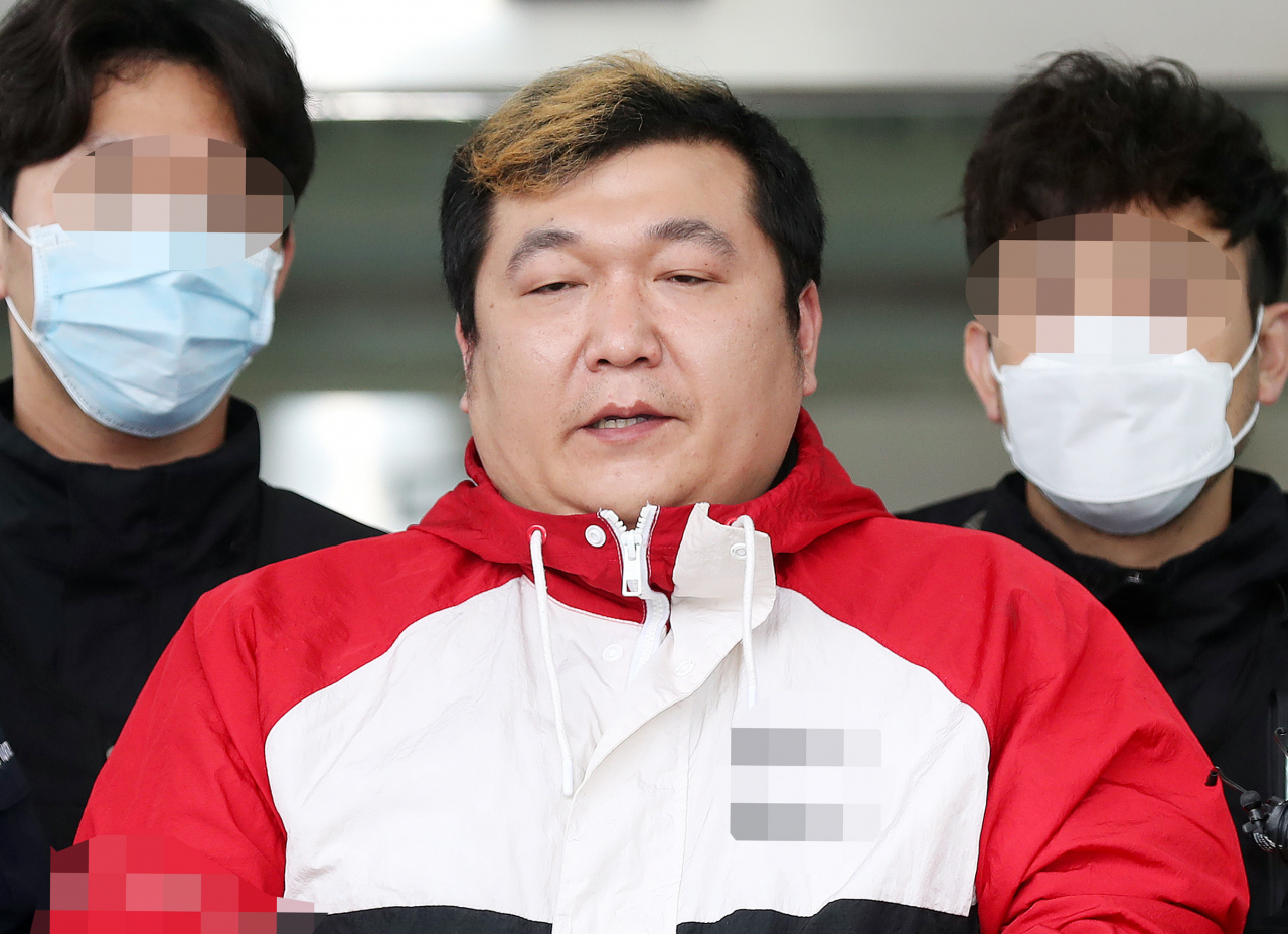 술값 시비 끝에 손님을 살해한 뒤 훼손한 시신을 유기한 노래주점 업주 허민우씨가 21일 오전 인천시 미추홀구 미추홀경찰서 유치장을 나와 검찰로 송치되기 전 피해자에게 사과하고 있다. [연합]