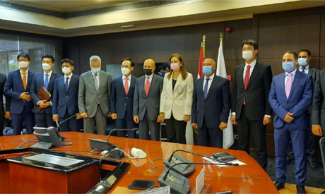 지난달 28일 현대로템 이용배 대표와 이집트 국영철도공사와 메트로 사업을 위한 양해각서를 체결한 후 기념사진을 찍고 있다. [이집트 국영철도공사 제공]