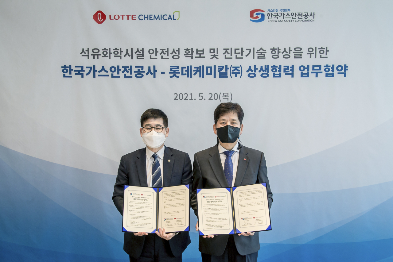 롯데케미칼 김연섭 ESG경영본부장(좌측)과 한국가스안전공사 허영택 기술이사(우측)가 5/20(목) 서울 잠실 롯데월드타워에서 업무협약을 체결 후 기념사진을 촬영하고 있는 모습. [롯데케미칼 제공]