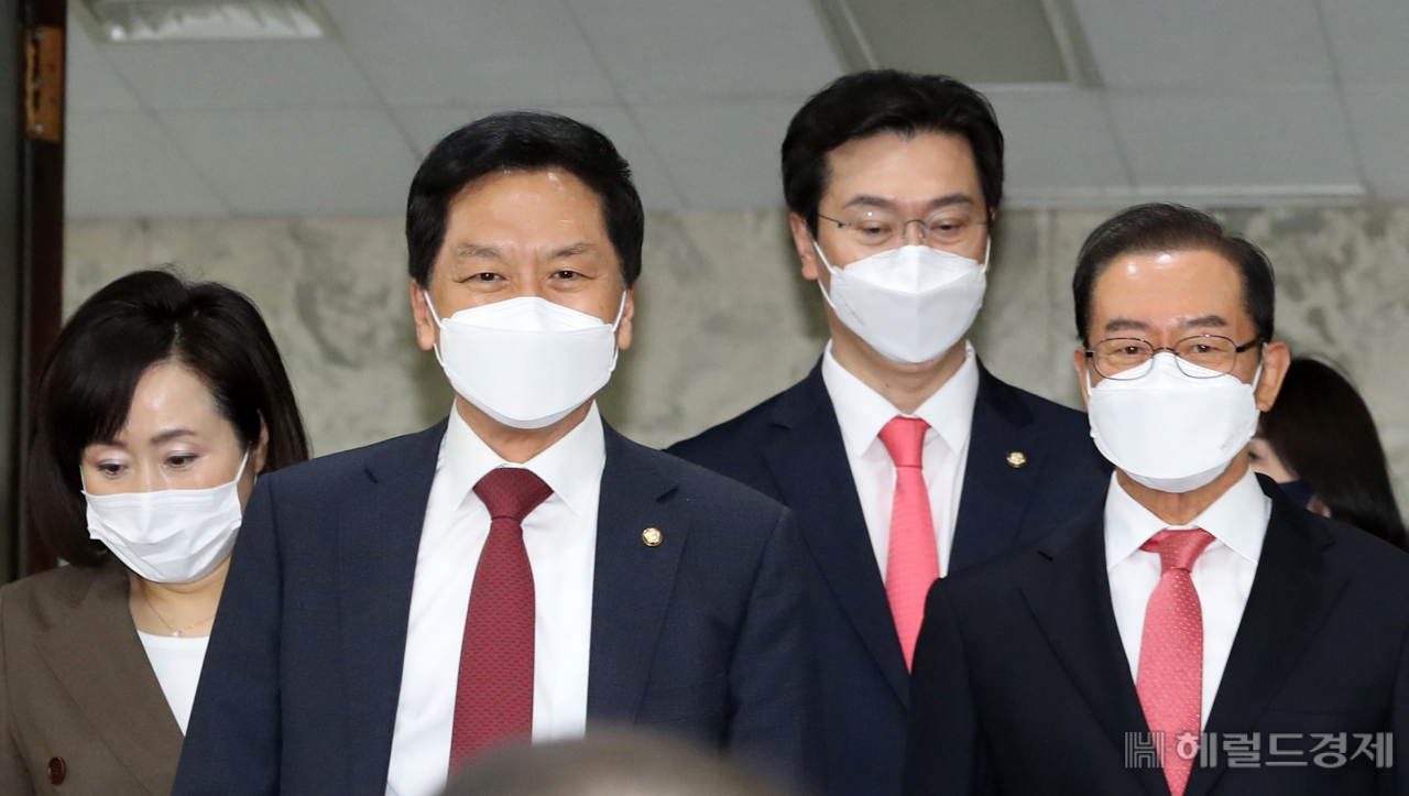 [헤럴드경제=이상섭 기자] 김기현 국민의힘 당 대표 권한대행 겸 원내대표와 이종배 정책위의장이 21일 서울 여의도 국회에서 열린 원내대책회의에 참석하고 있다. babtong@heraldcorp.com