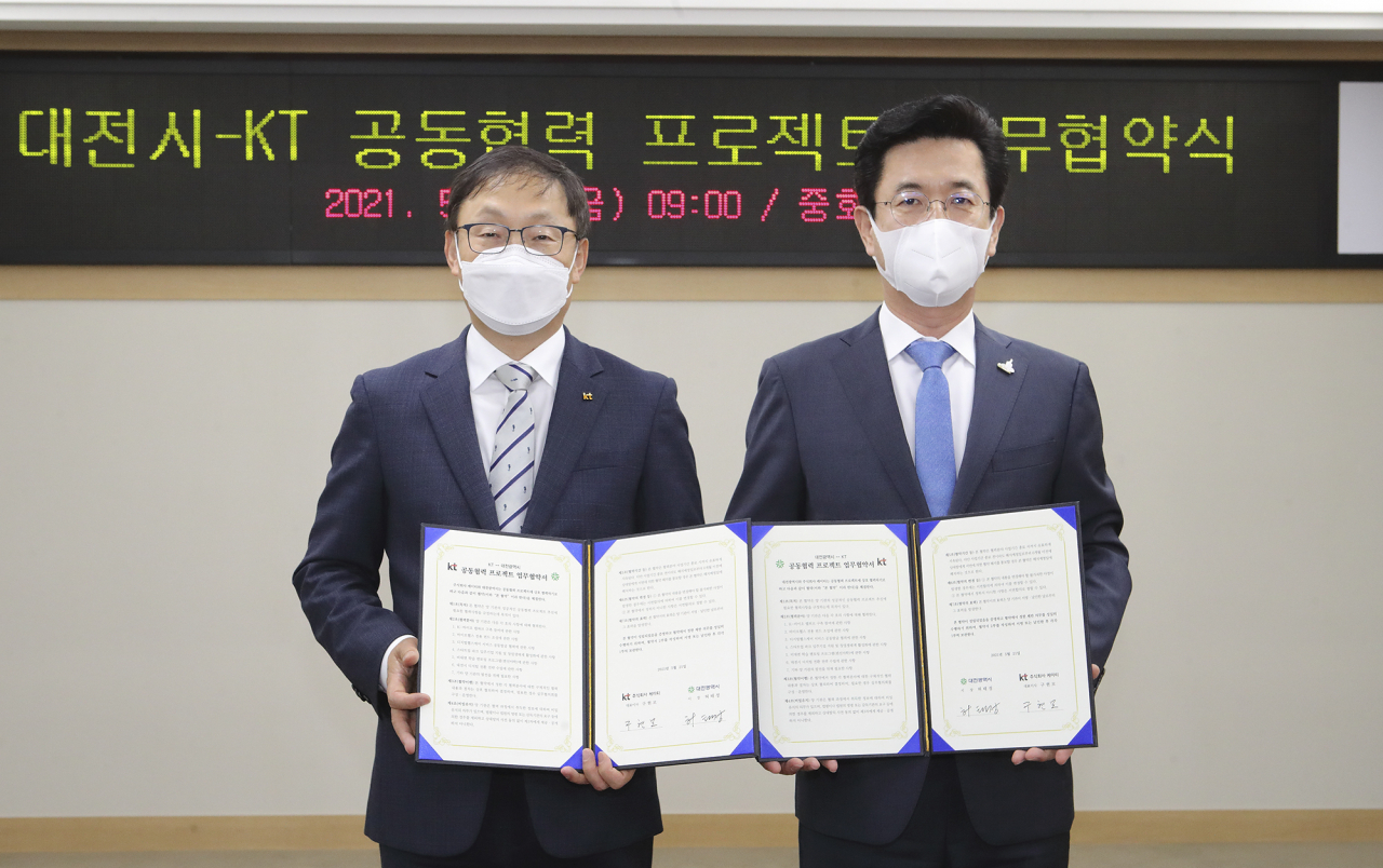 KT와 대전광역시가 디지털·바이오헬스 협력을 위한 업무협약을 체결했다고 21일 밝혔다. 사진은 기념 촬영 중인 구현모 KT 대표(왼쪽)와 허태정 대전광역시장(오른쪽). [KT 제공]