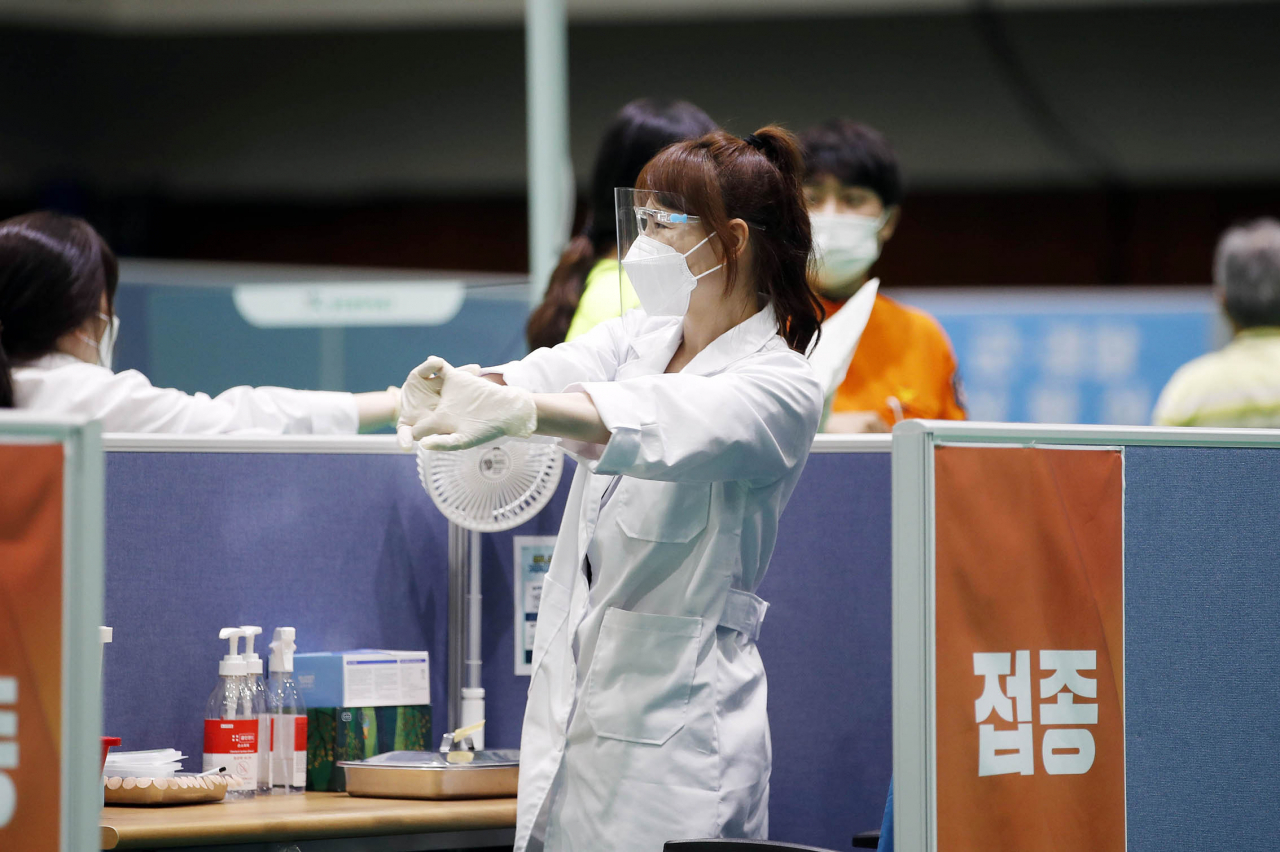 20일 오후 광주 북구 코로나19 화이자 백신 접종예방센터에서 북구 보건소 의료진이 접종 도중 잠시 스트레칭을 하며 몸을 풀고 있다. [연합]