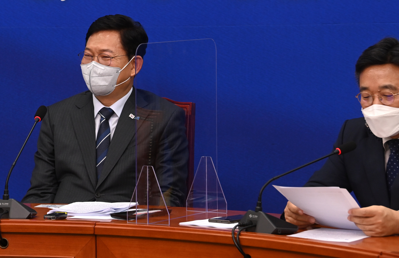 21일 오전 국회에서 열린 더불어민주당 최고위원회의에서 송영길 대표가 윤호중 원내대표의 검찰총장 후보자 인사청문회 증인채택 관련 발언이 나오자 웃음 짓고 있다. 이상섭 기자