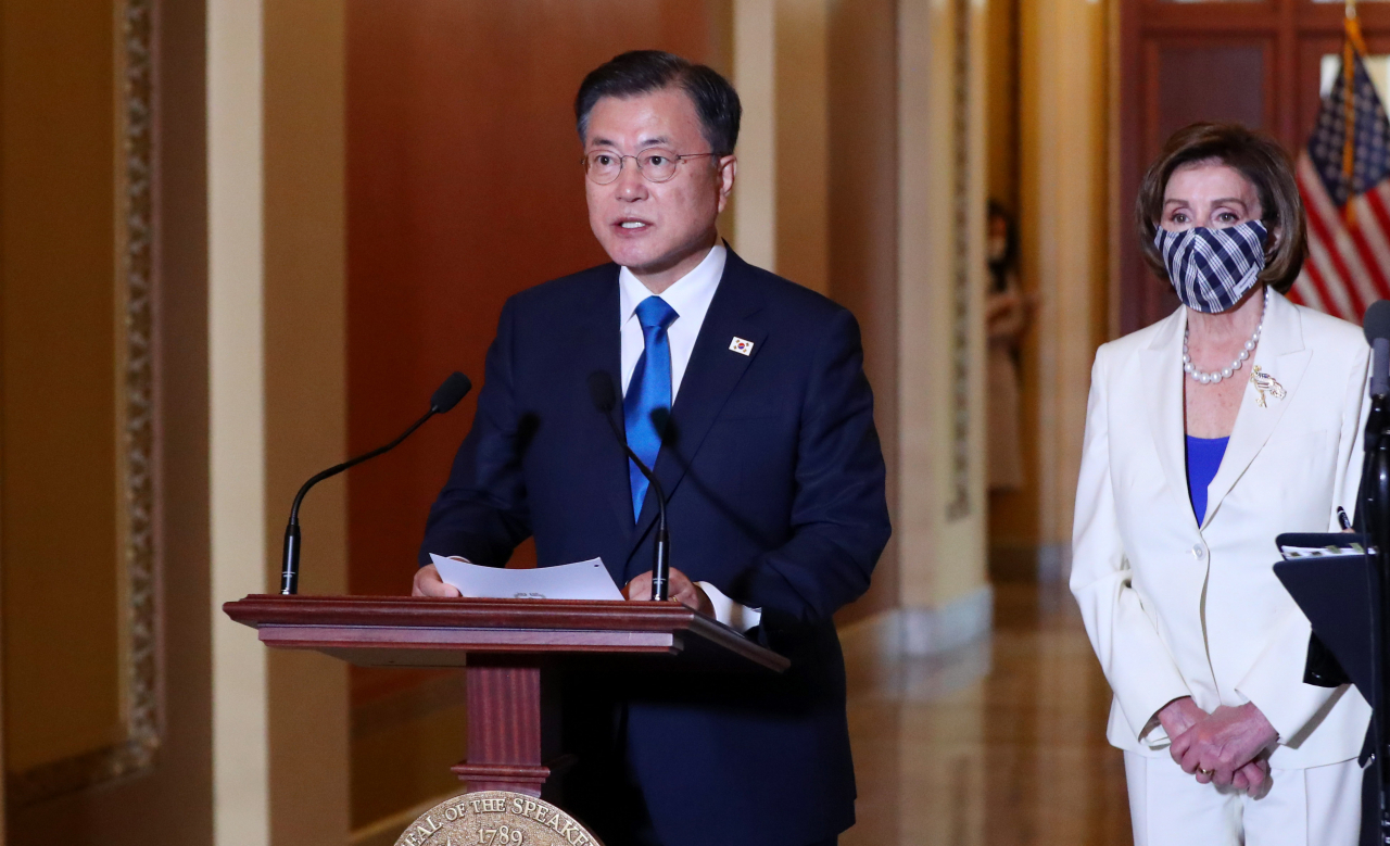 문재인 대통령이 미국을 방문중인 가운데 미 의회에서 처음으로 한국전쟁 종전선언과 평화협정 체결을 촉구하는 법안이 발의됐다. 문 대통령이 20일(현지시간) 미 국회의사당에서 낸시 펠로시 하원의장 등과 간담회에 앞서 발언하고 있다. [연합]