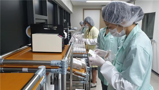 솔젠트가 경영권 분쟁을 일단락 짓고 경영 정상화에 속도를 내게 됐다. 솔젠트 코로나19 진단키트 생산 현장. [솔젠트 제공]