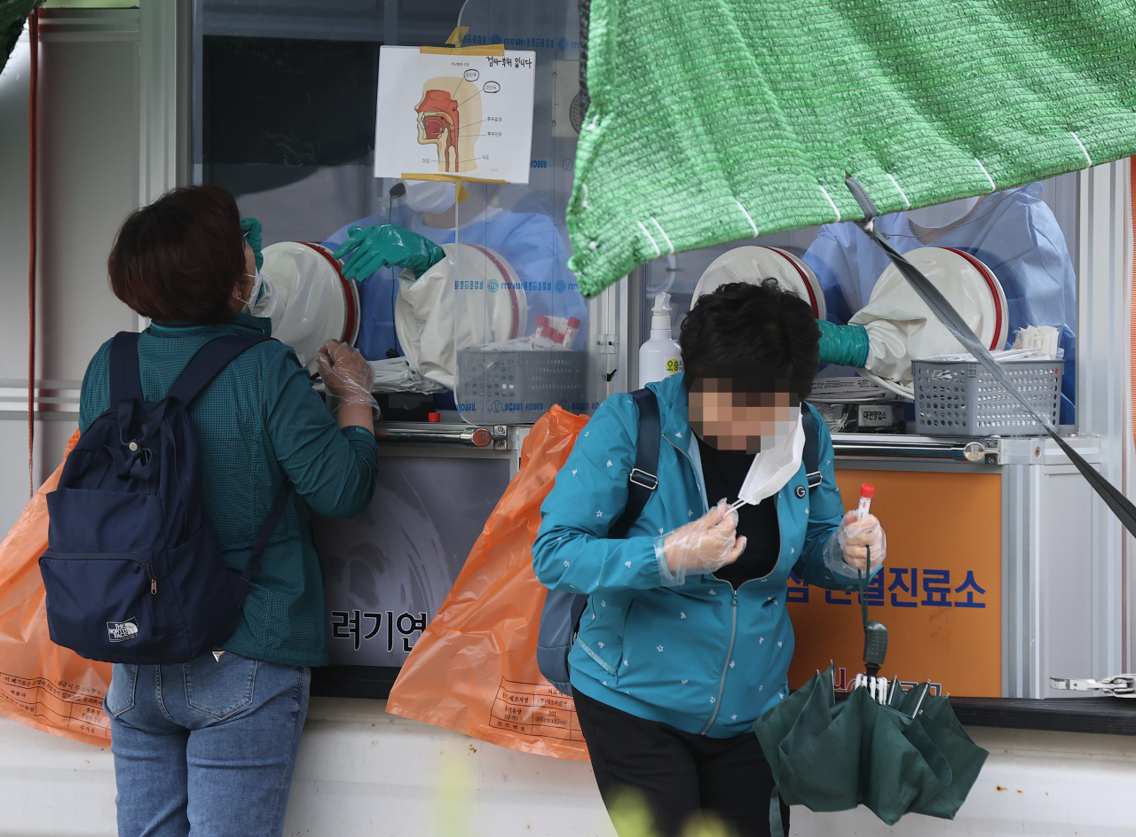 20일 오전 서울 구로역 광장에 마련된 임시선별검사소에서 시민들이 코로나 검체 검사를 받고 있다. 연합뉴스