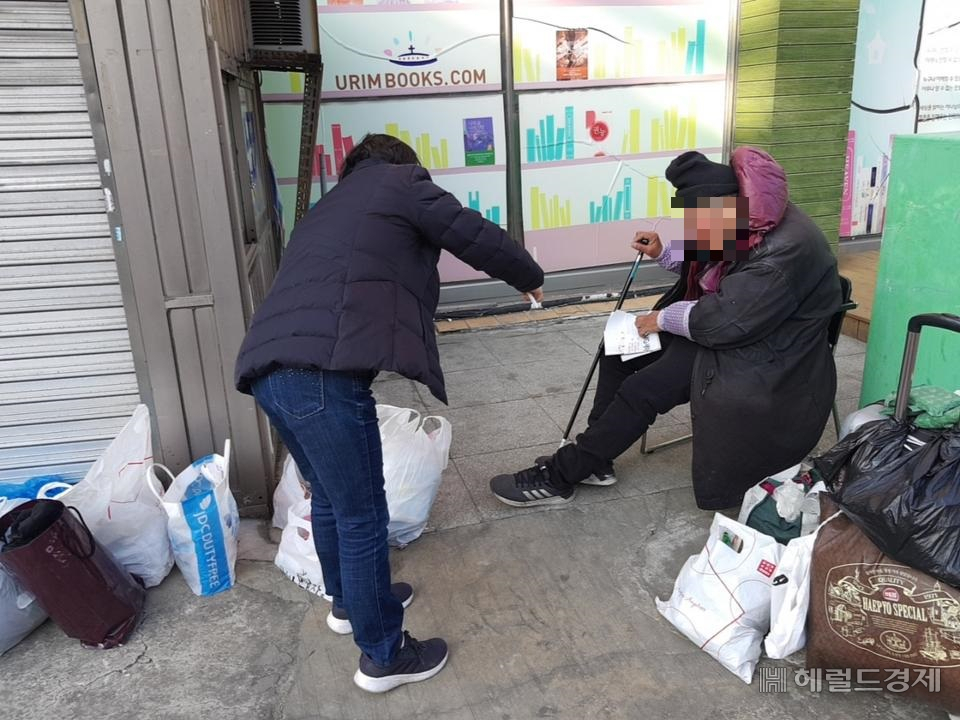 노숙인 거리상담반 활동 모습. [동작구 제공]
