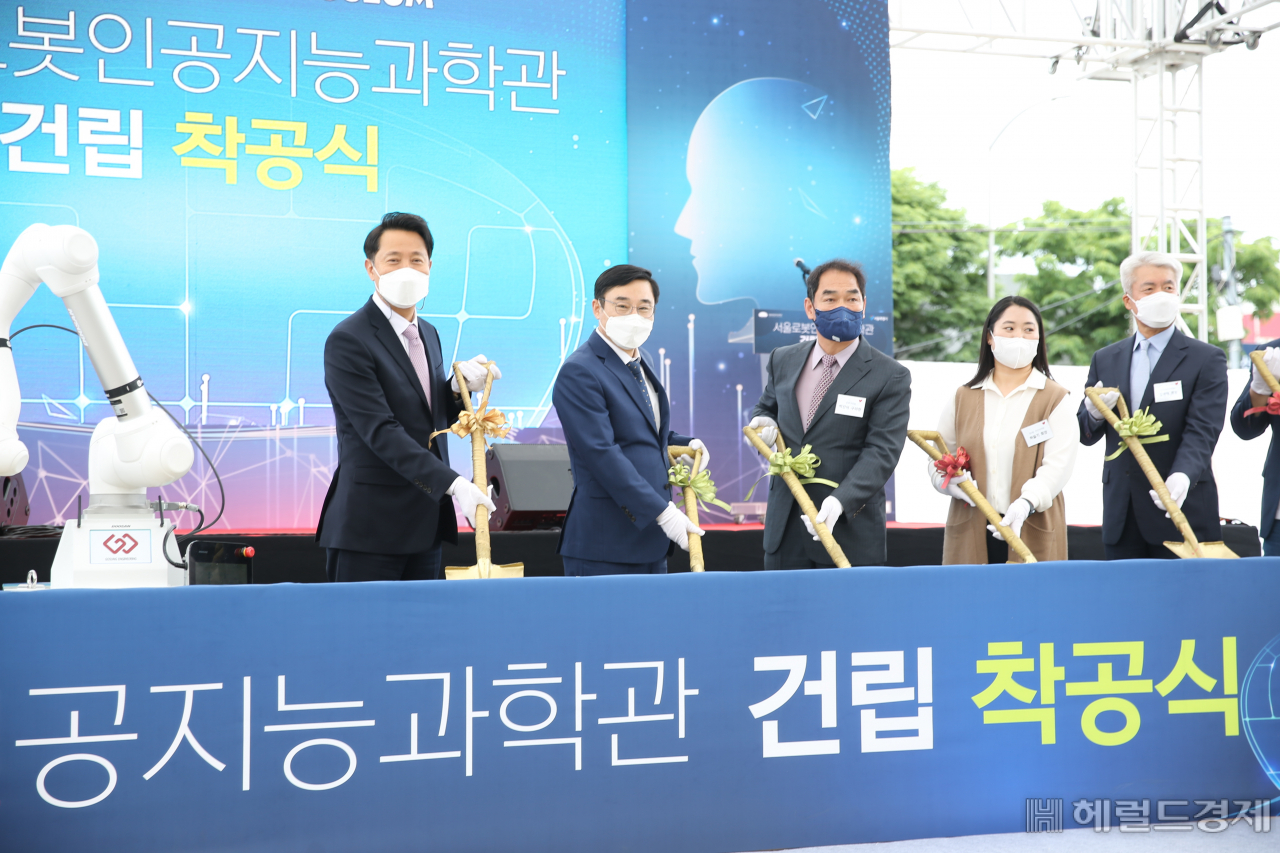20일 서울로봇인공지능과학관 착공식서 (왼쪽부터) 오세훈 시장, 이동진 구청장이 기념촬영을 하고 있다. [도봉구 제공]