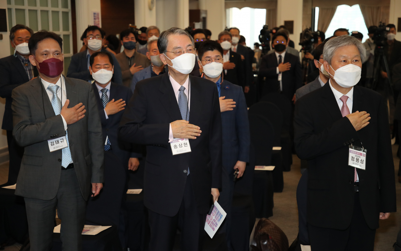 윤석열 전 검찰총장을 지지하는 전문가그룹인 '공정과 상식을 위한 국민연합(공정과 상식)'이 21일 출범했다. 이날 오전 서울 중구 프레스센터에서 열린 출범식에서 참석자들이 국기에 경례하고 있다. [연합]