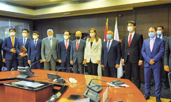 지난달 28일 현대로템 이용배 대표와 이집트 국영철도공사와 메트로 사업을 위한 양해각서를 체결한 후 기념사진을 찍고 있다. [이집트 국영철도공사 제공]