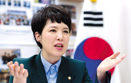 국민의힘 차기 당대표에 도전하는 김은혜 국민의힘 의원이 지난 18일 국회 의원회관에서 헤럴드경제와 인터뷰 하고 있다. 이상섭 기자