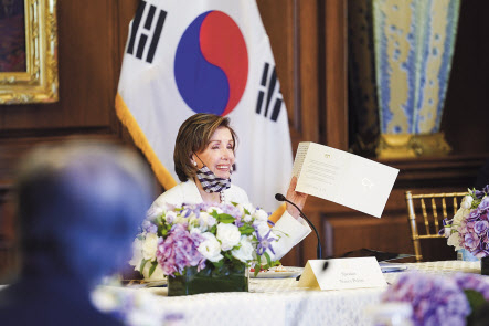 낸시 펠로시 미국 연방하원의회 의장이 20일 오후(현지시간) 워싱턴 국회의사당에서 열린 미국 연방하원의원 지도부와 문재인 대통령과의 간담회에서 올 초 문 대통령 부부로부터 받은 연하장을 들어 보이고 있다. [연합]