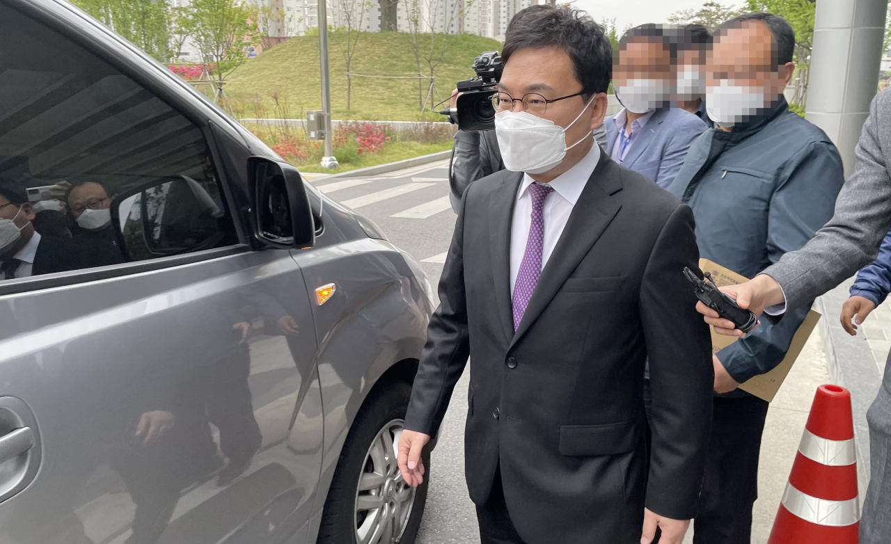 횡령·배임 혐의를 받은 이상직 무소속의원(전북 전주을)이 지난달 27일 오후 구속 전 피의자 심문(영장실질심사)을 마치고 검찰 호송차에 오르고 있다. [연합]