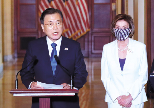 미국을 방문 중인 문재인 대통령이 20일 오후(현지시간) 워싱턴 국회의사당에서 미국 연방하원의원 지도부와 간담회에 앞서 발언하고 있다. 오른쪽은 낸시 펠로시 미국 연방하원의회 의장. [연합]