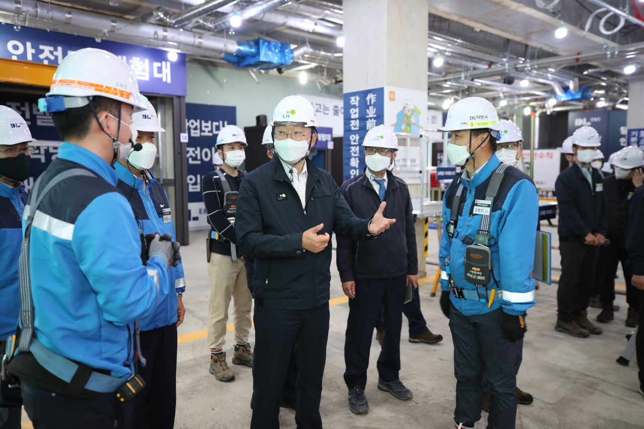 김현준 한국토지주택공사(LH) 사장이 21일 성남 금광1구역을 방문해 현장 안전점검을 실시하는 모습. [LH 제공]