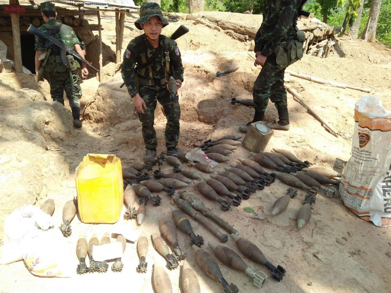 카렌민족해방군(KNLA) 소속 군인들과 소지한 탄약들의 모습. [AP]