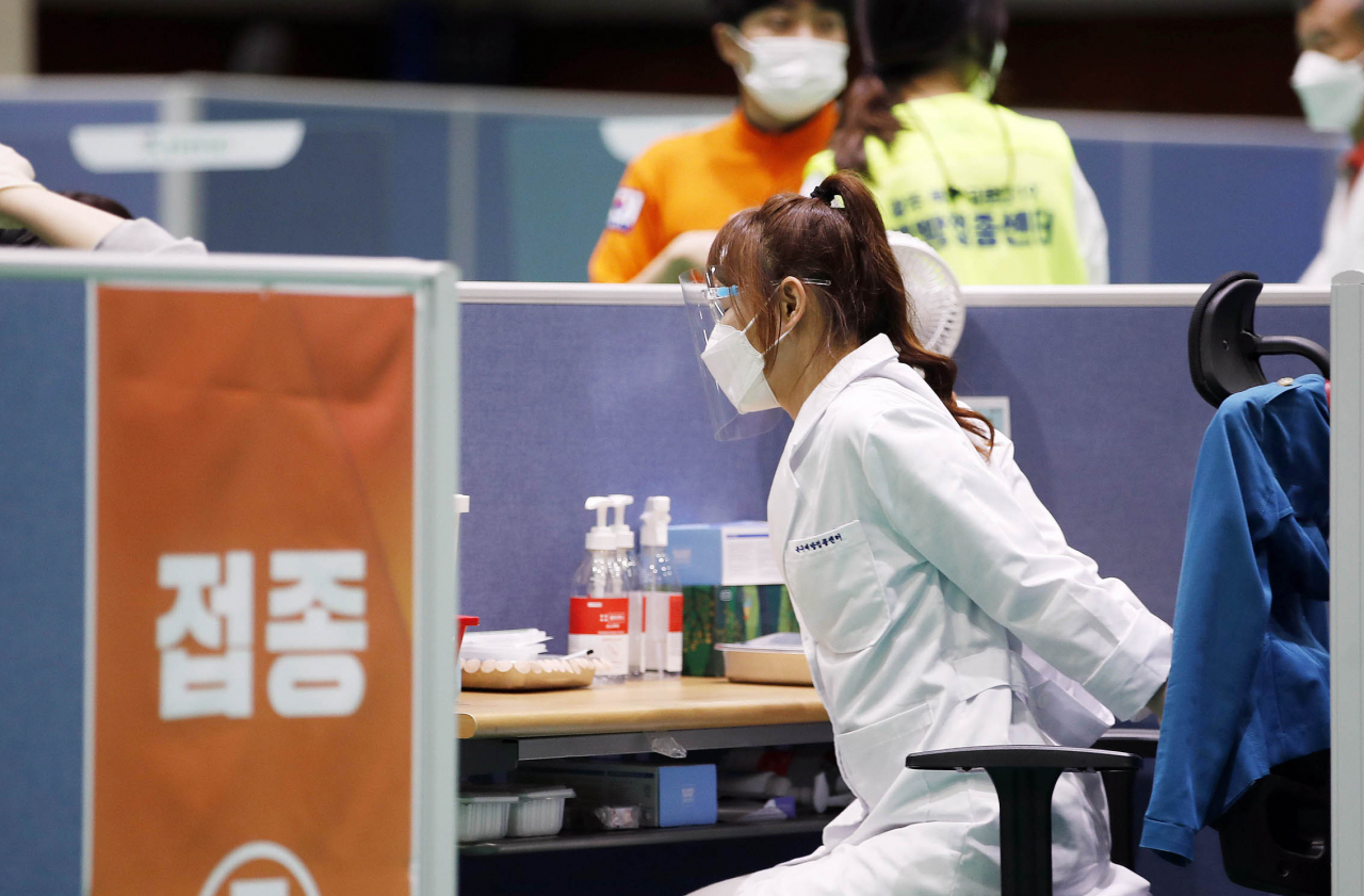 지난 20일 오후 광주 북구 코로나19 화이자 백신 접종예방센터에서 북구보건소 의료진이 접종 도중 잠시 스트레칭을 하며 몸을 풀고 있다. [연합]