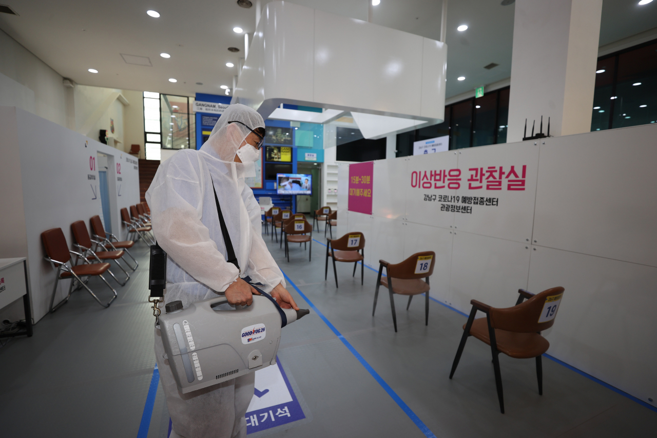 코로나19 화이자 백신물량이 추가 확보되면서 서울 강남관광정보센터에 마련된 코로나19 예방접종센터에서 관계자가 소독 방역을 하고 있다. [연합]