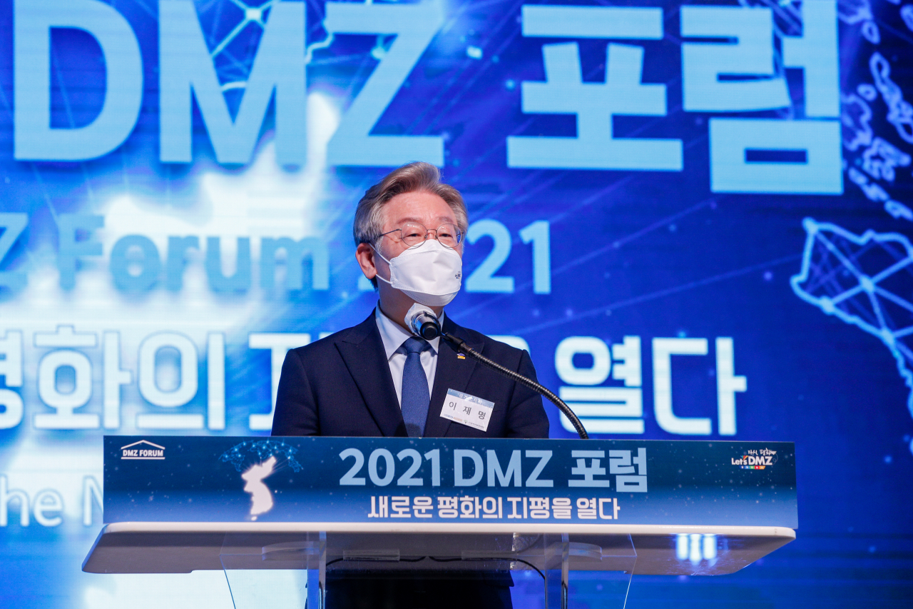 이재명 경기지사가 21일 경기 고양시 킨텍스에서 열린 '2021 DMZ 포럼'에서 개회사를 하고 있다. [연합]
