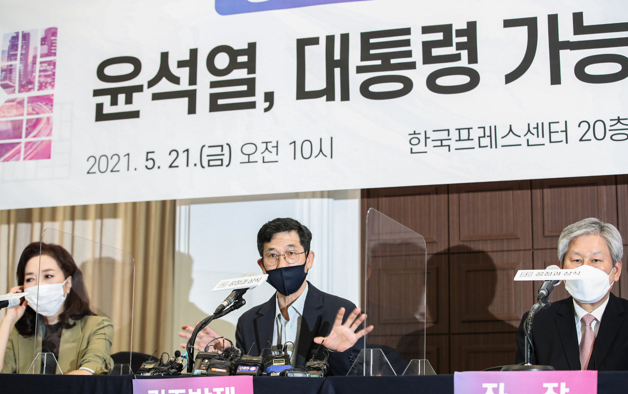 윤석열 전 검찰총장을 지지하는 전문가그룹인 '공정과 상식을 위한 국민연합(공정과 상식)'이 지난 21일 오전 출범했다. 이날 오전 서울 중구 프레스센터에서 열린 출범식 직후 열린 윤석열, 대통령 가능성과 한계'를 주제로 열린 토론회에서 진중권 전 동양대 교수(가운데)가 '공정'을 주제로 기조 발제를 하고 있다. [연합]