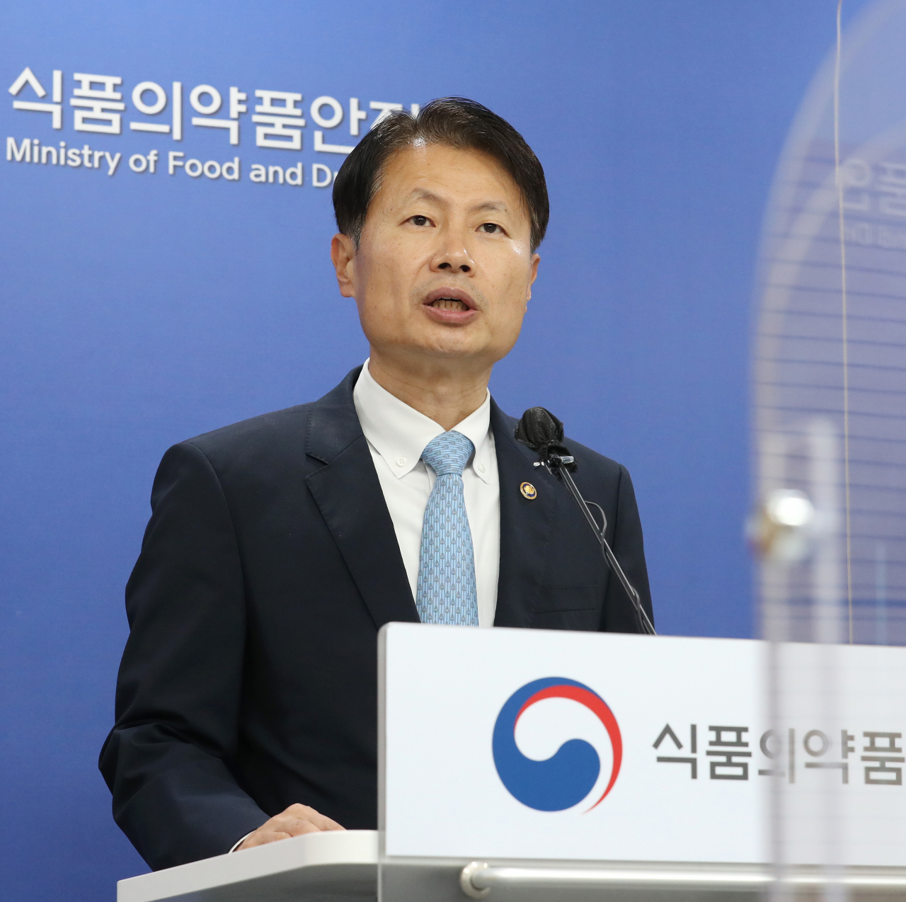 김강립 식품의약품안전처장이 21일 오후 충북 청주시 식약처 브리핑룸에서 미국 제약사 모더나가 개발한 신종 코로나바이러스 감염증(코로나19) 백신에 대한 최종점검위원회 회의 결과를 발표하고 있다. [연합]