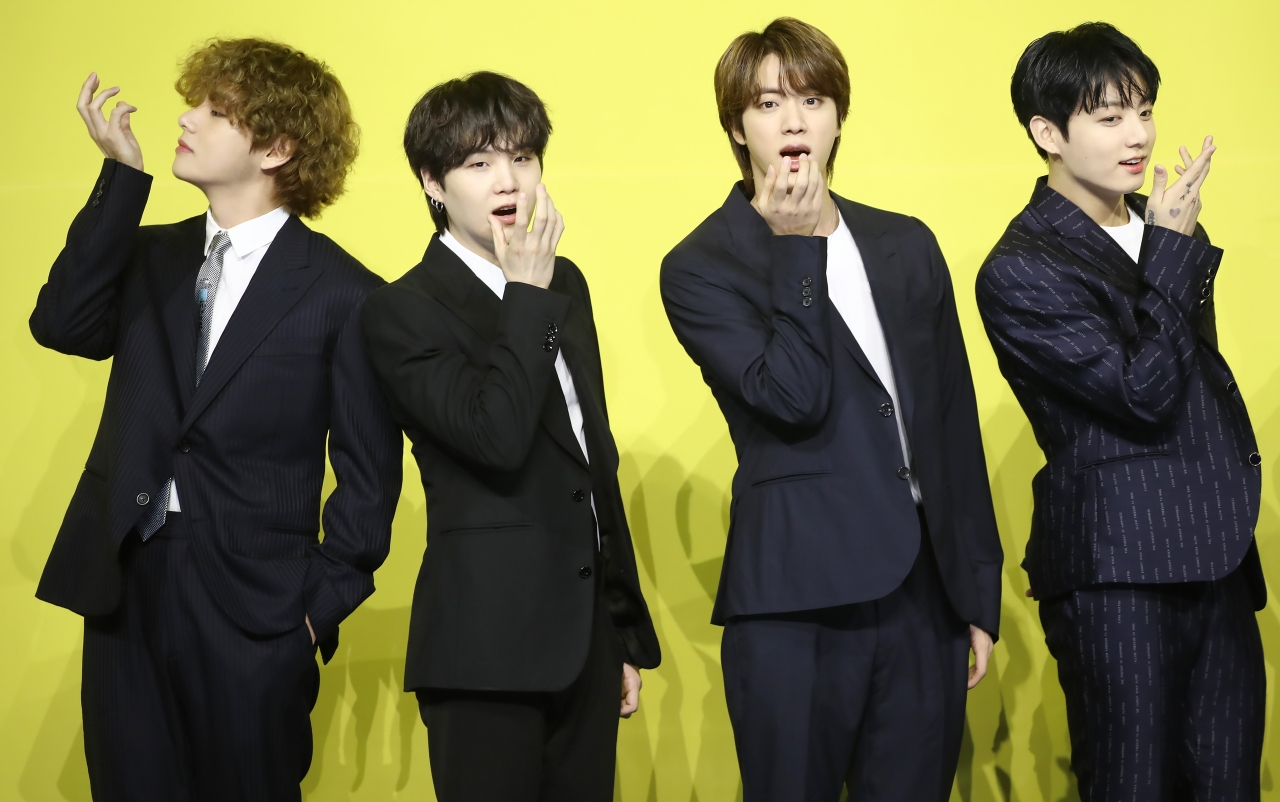 그룹 방탄소년단(BTS)이 21일 오후 서울 송파구 올림픽공원 올림픽홀에서 열린 새 디지털 싱글 '버터'(Butter) 발매 글로벌 기자간담회에서 포즈를 취하고 있다. 왼쪽부터 뷔, 슈가, 진, 정국. [연합]