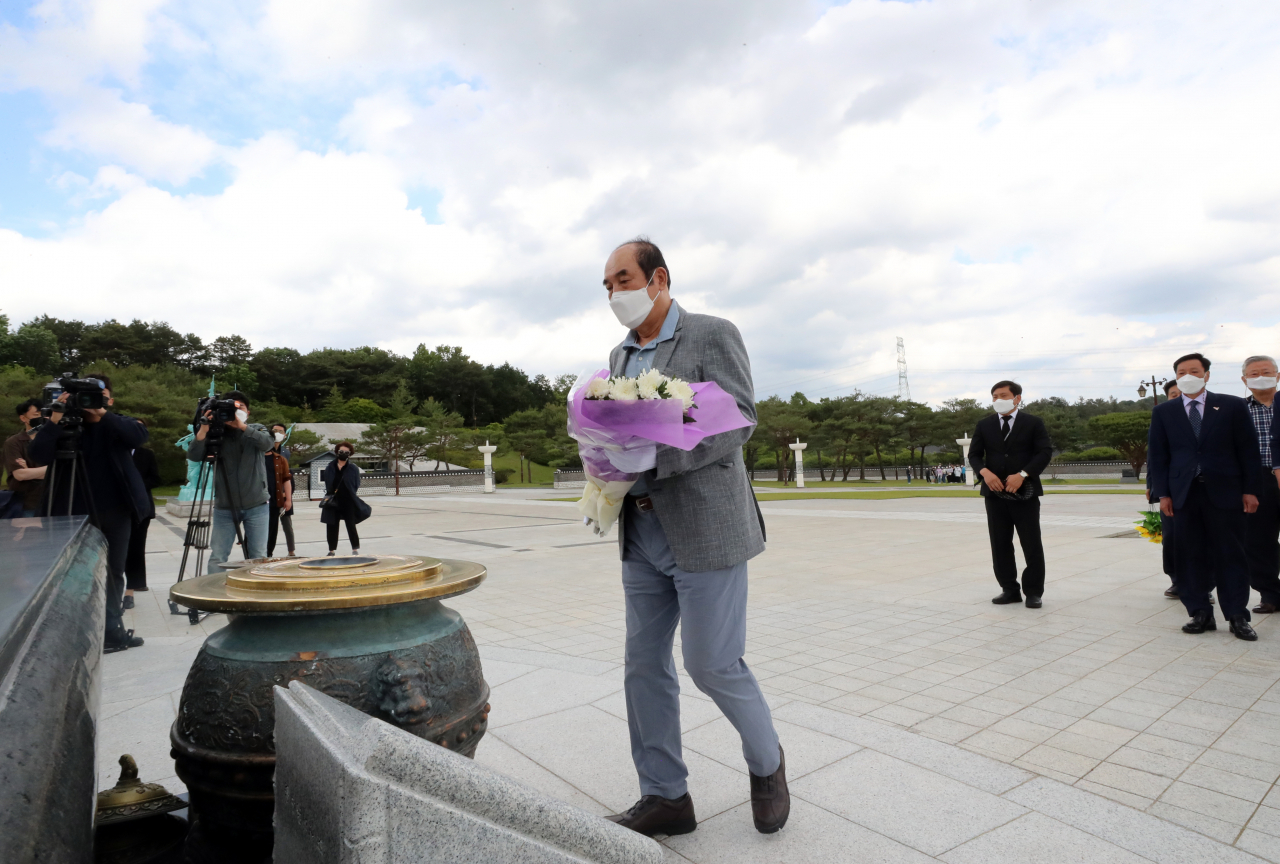 21일 오후 광주 북구 국립 5·18 민주묘지에서 1980년 5월 3공수여단 11지역대대장으로 광주에 투입됐던 신순용 전 소령이 참배하고 있다. 옛 광주교도소 총격과 암매장 등 상황을 구체적으로 증언한 바 있는 신 전 소령은 계엄군 지휘관으로는 최초로 이날 5·18묘지를 공식 참배했다. [연합]