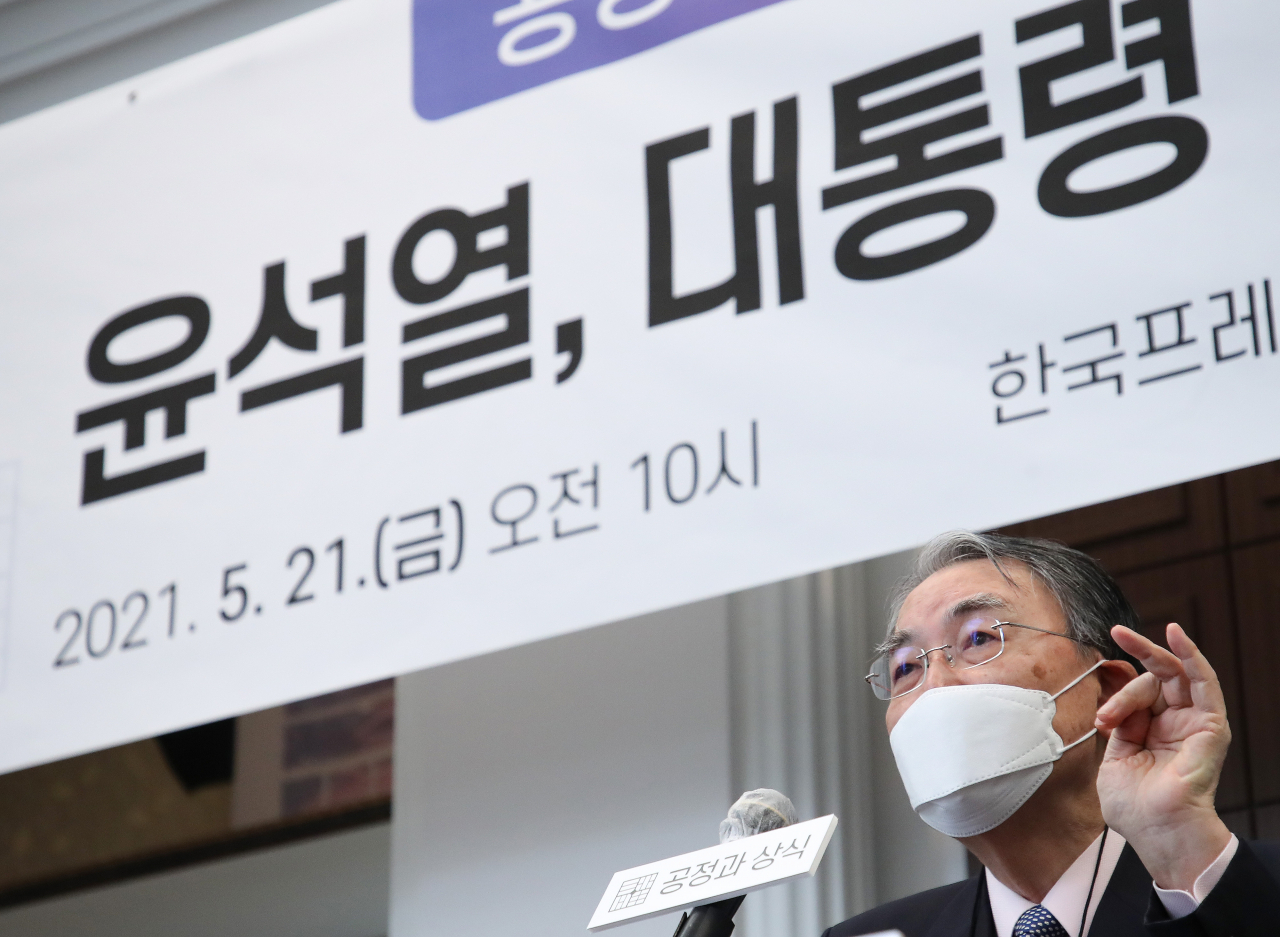윤석열 전 검찰총장을 지지하는 전문가그룹인 '공정과 상식을 위한 국민연합(공정과 상식)'이 지난 21일 오전 출범했다. 이날 오전 서울 중구 프레스센터에서 열린 출범식에서 송상현 전 국제사법재판소장이 '국제질서의 변동과 우리의 과제'를 주제로 강연하고 있다. [연합]