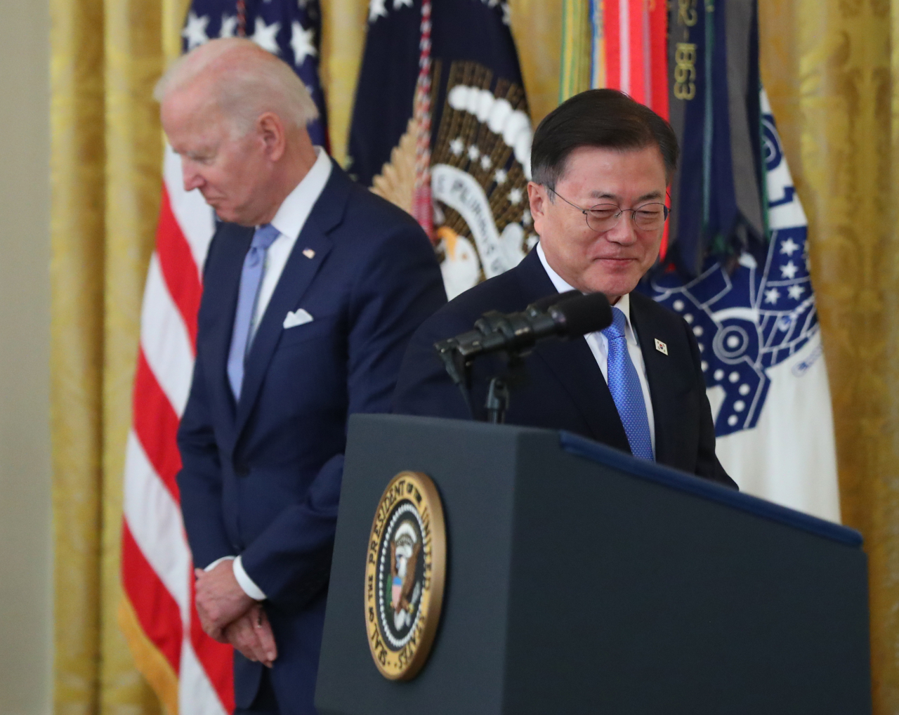 미국을 방문중인 문재인 대통령은 21일 오후(현지시간) 조 바이든 미국 대통령이 백악관 이스트룸에서 연 한국전쟁 명예 훈장 수여식에 상대국가 정상 중 처음으로 참석했다. [연합]