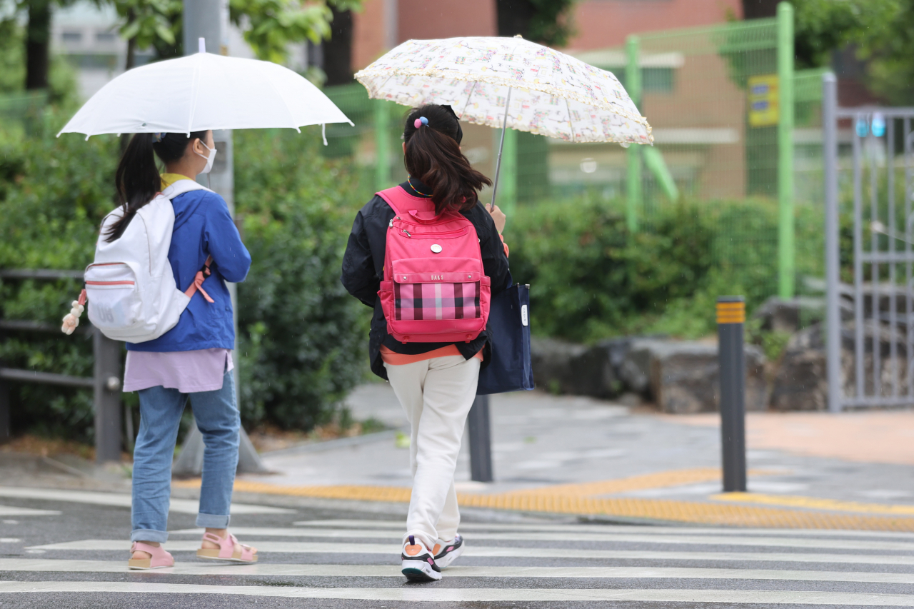 교육부가 2학기부터 유치원과 초·중·고등학교 전 학년의 전면 등교 수업을 추진한 가운데 지난 17일 오전 서울의 한 초등학교에서 학생들이 등교하고 있는 모습. [연합]