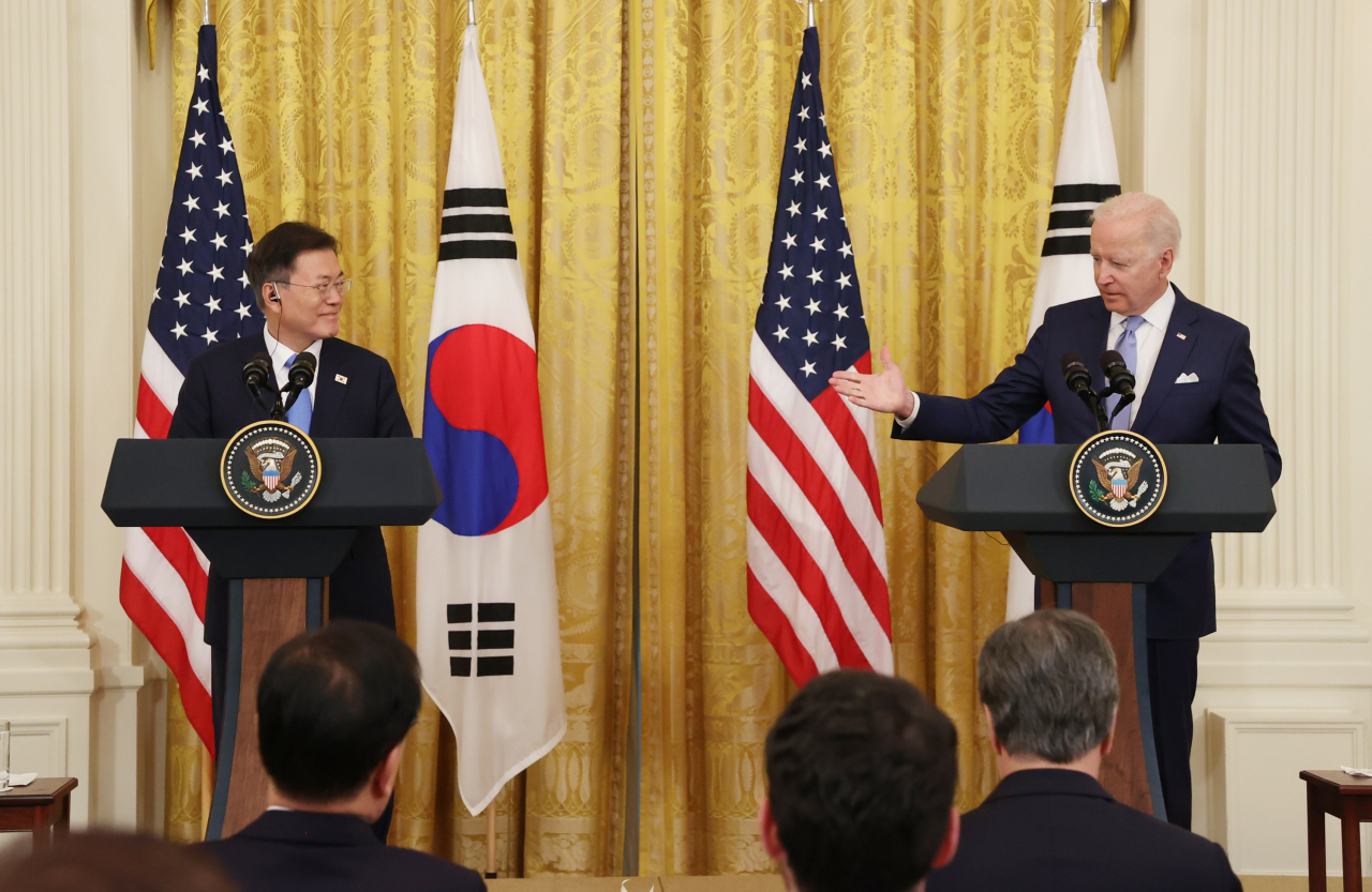 문재인 대통령과 조 바이든 미국 대통령이 21일 오후(현지시간) 백악관에서 정상회담 후 공동기자회견을 하고 있다. [연합]
