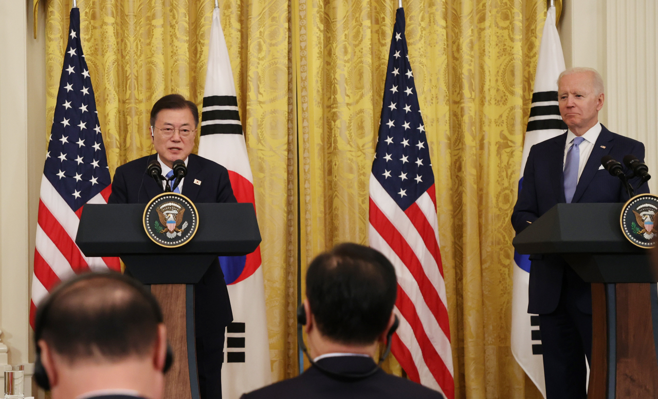 문재인 대통령과 조 바이든 미국 대통령이 21일 오후(현지시간) 백악관에서 정상회담 후 공동기자회견을 했다. [연합]