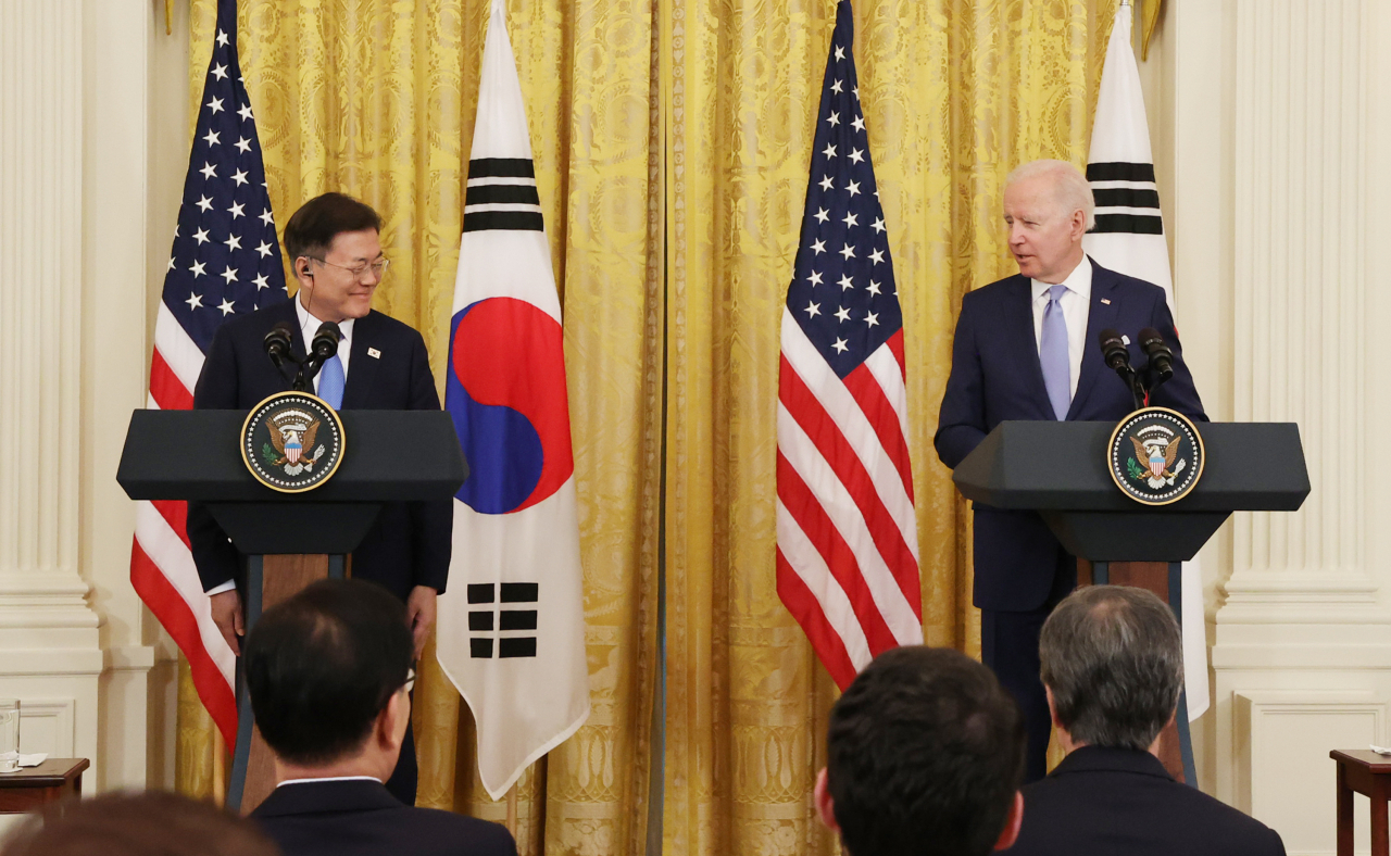 문재인 대통령과 조 바이든 미국 대통령이 21일 오후(현지시간) 백악관에서 정상회담 후 공동기자회견을 하고 있다. [연합]